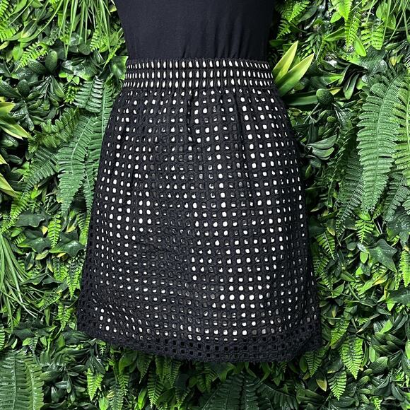 ANN TAYLOR LOFT Skirt Women XS Black Nude Lining‎ Eyelet Embroidered Mini 2730 - Picture 5 of 8